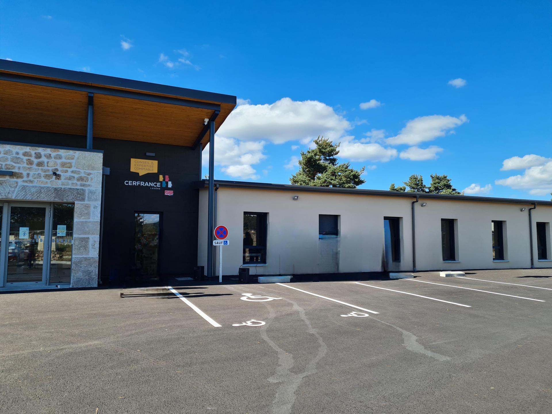 Bâtiment qui accueil le cabinet de conseil et d'expertise comptable de Saint-Chély-d'Apcher de Cerfrance Lozère